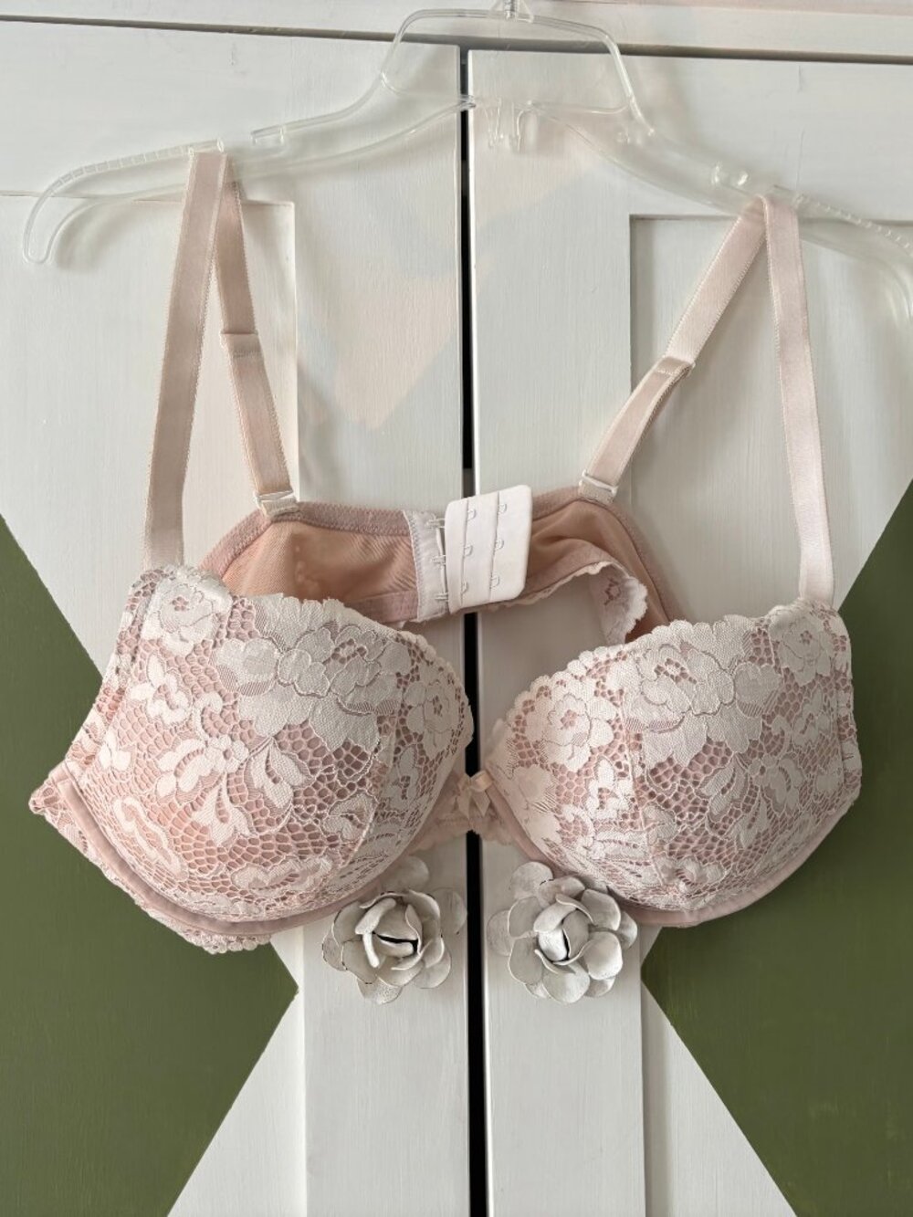 LIKE NEW! torrid Nude/White Lace Underwire Plunge Bra